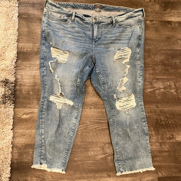 Torrid plus 26 light wash crop boyfriend jeans distressed - Picture 1 of 5
